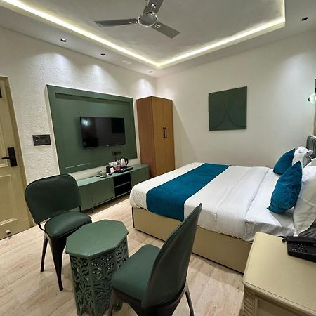 Divine Hotel Karnāl Eksteriør bilde