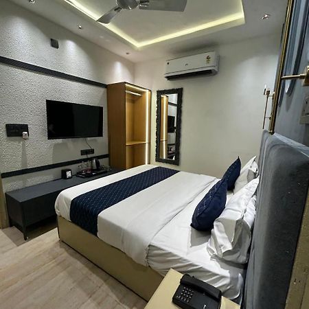 Divine Hotel Karnāl Eksteriør bilde