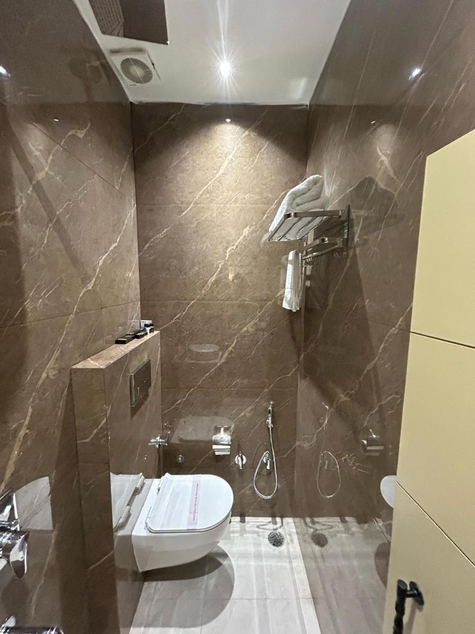 Divine Hotel Karnāl Eksteriør bilde
