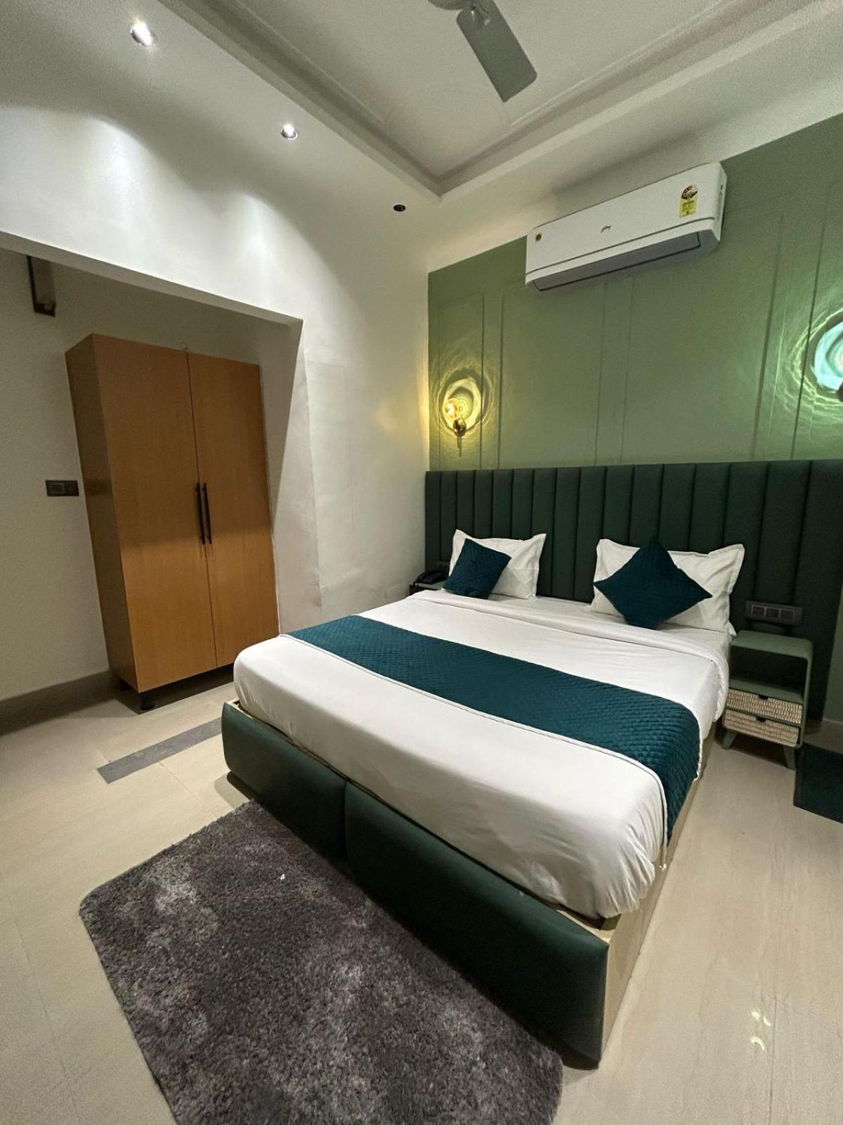 Divine Hotel Karnāl Eksteriør bilde