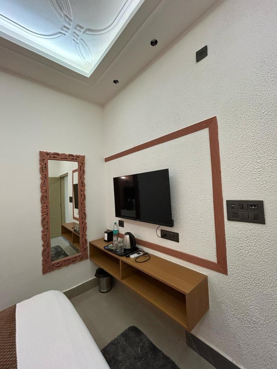 Divine Hotel Karnāl Eksteriør bilde