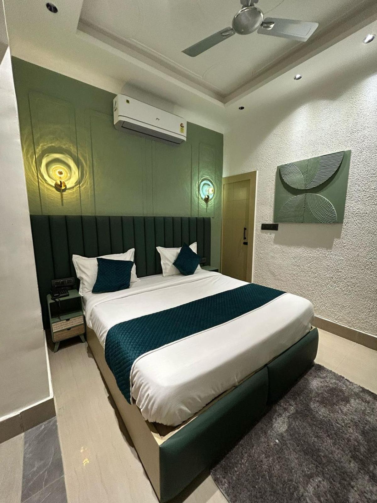 Divine Hotel Karnāl Eksteriør bilde