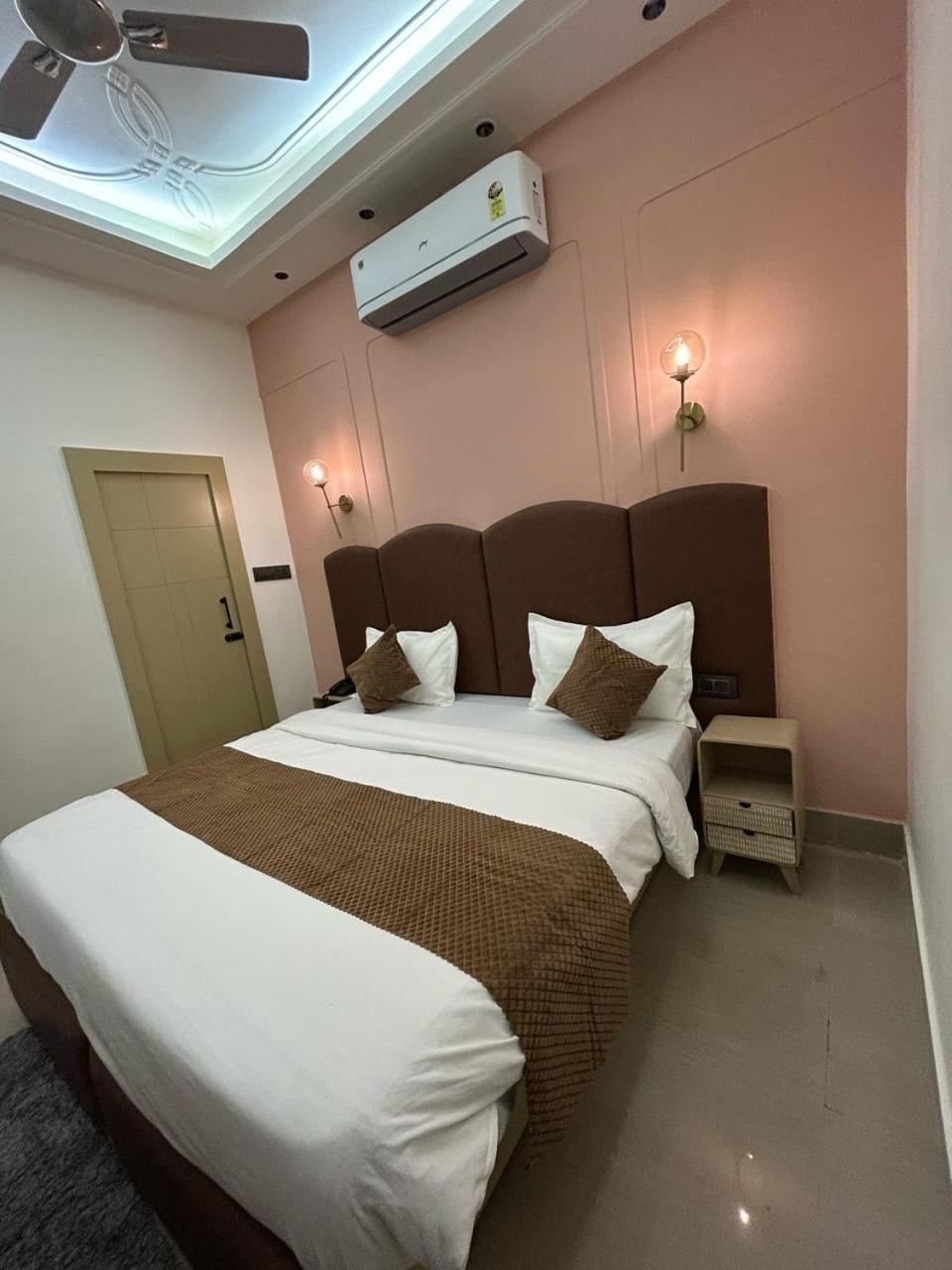 Divine Hotel Karnāl Eksteriør bilde