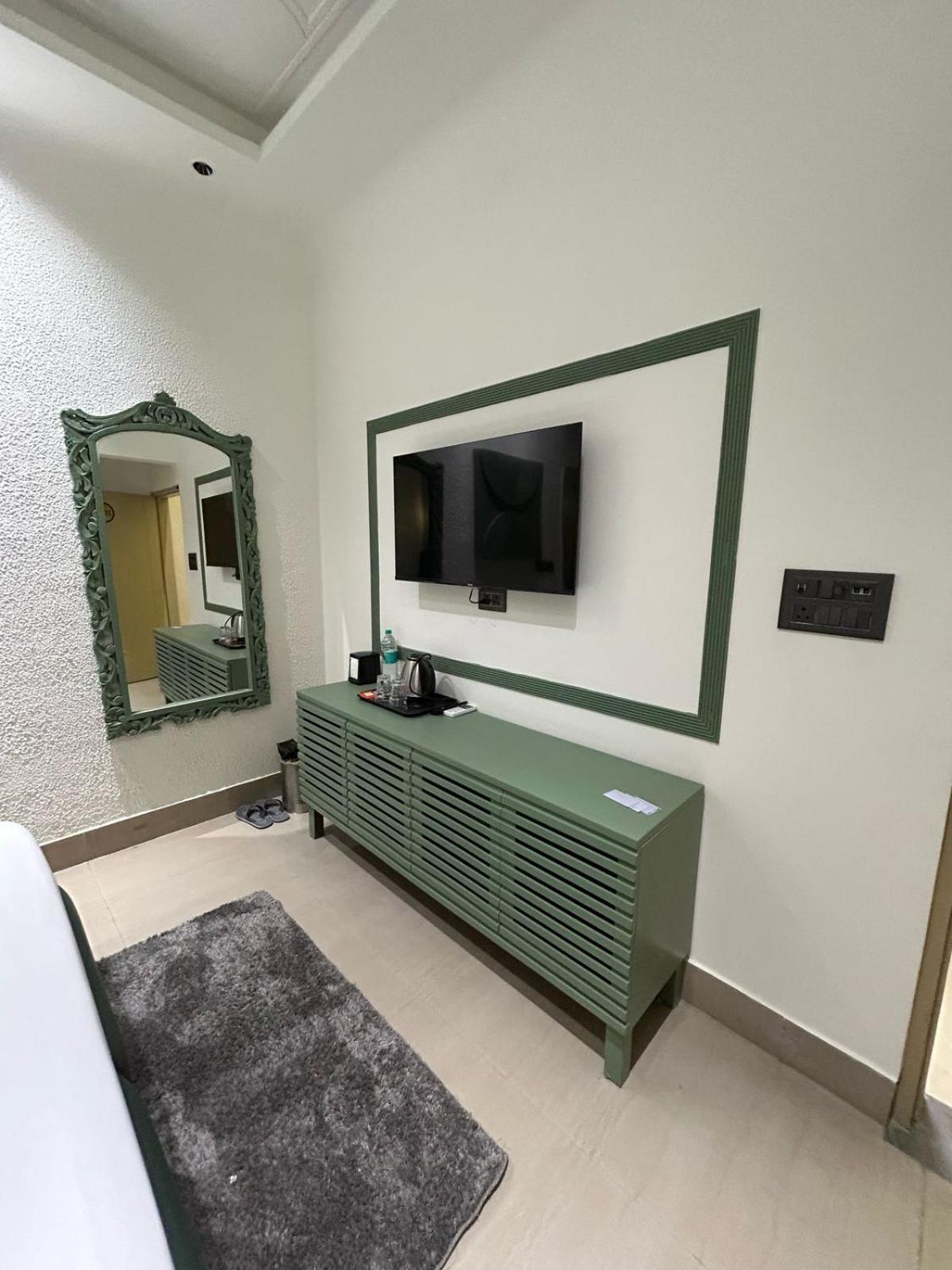 Divine Hotel Karnāl Eksteriør bilde
