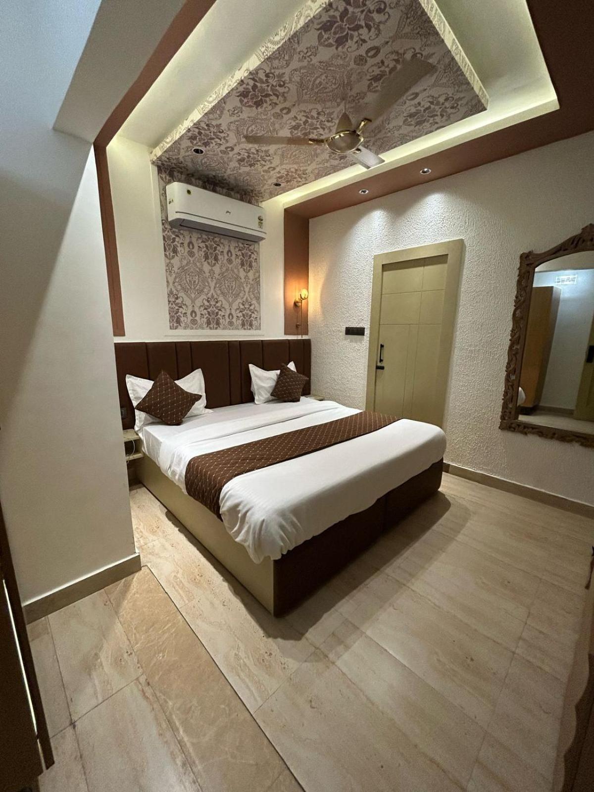 Divine Hotel Karnāl Eksteriør bilde