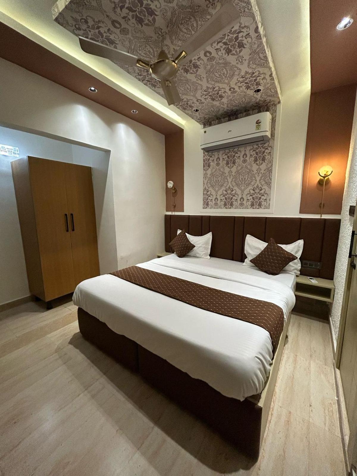 Divine Hotel Karnāl Eksteriør bilde