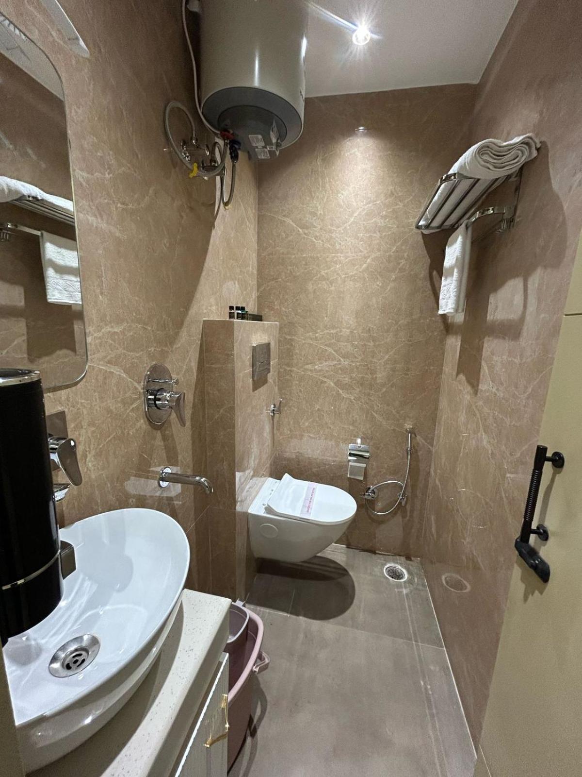 Divine Hotel Karnāl Eksteriør bilde