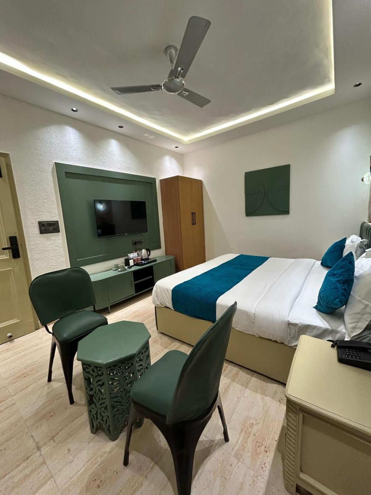Divine Hotel Karnāl Eksteriør bilde