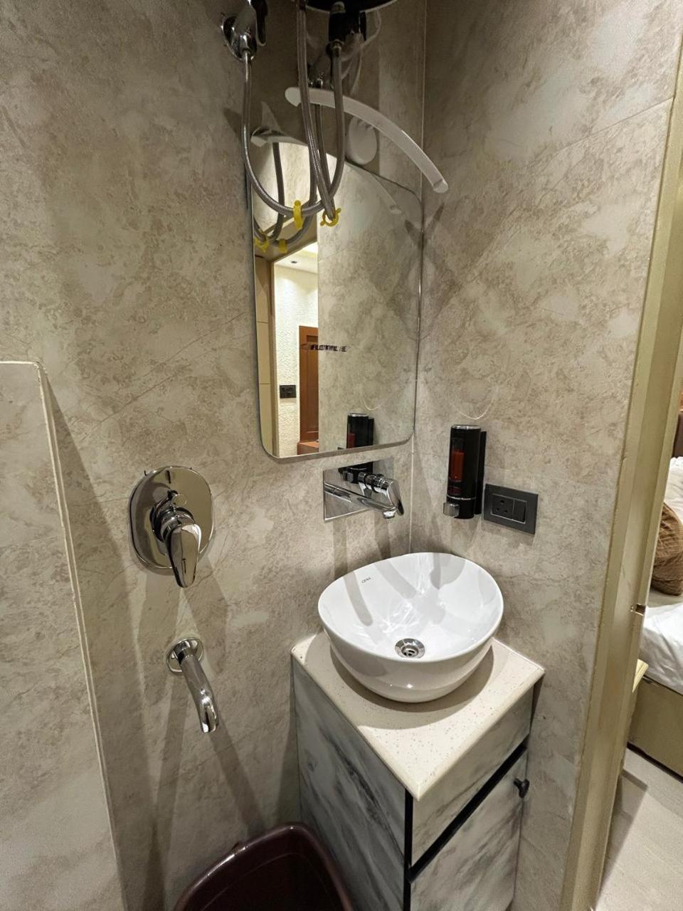 Divine Hotel Karnāl Eksteriør bilde