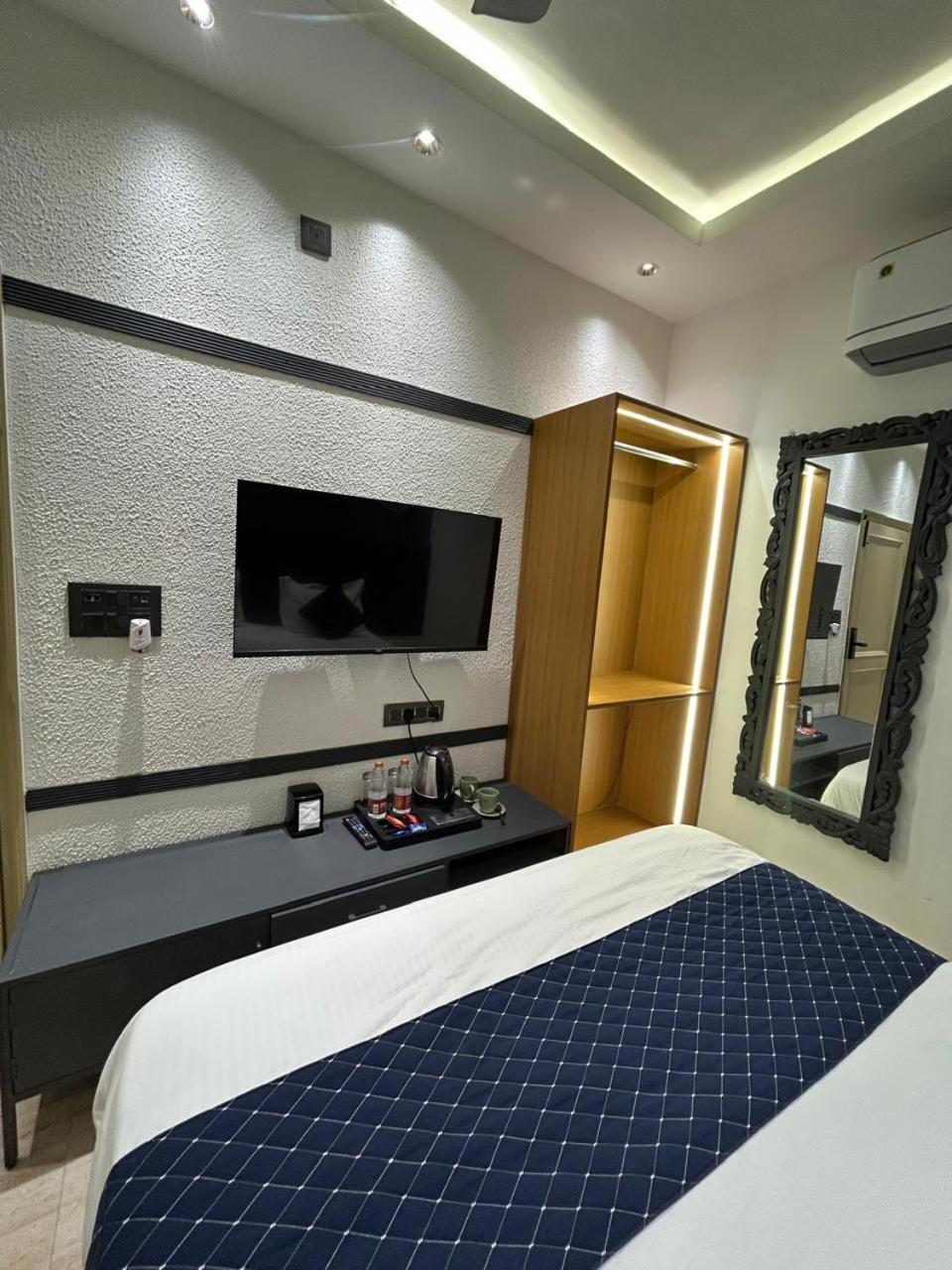 Divine Hotel Karnāl Eksteriør bilde