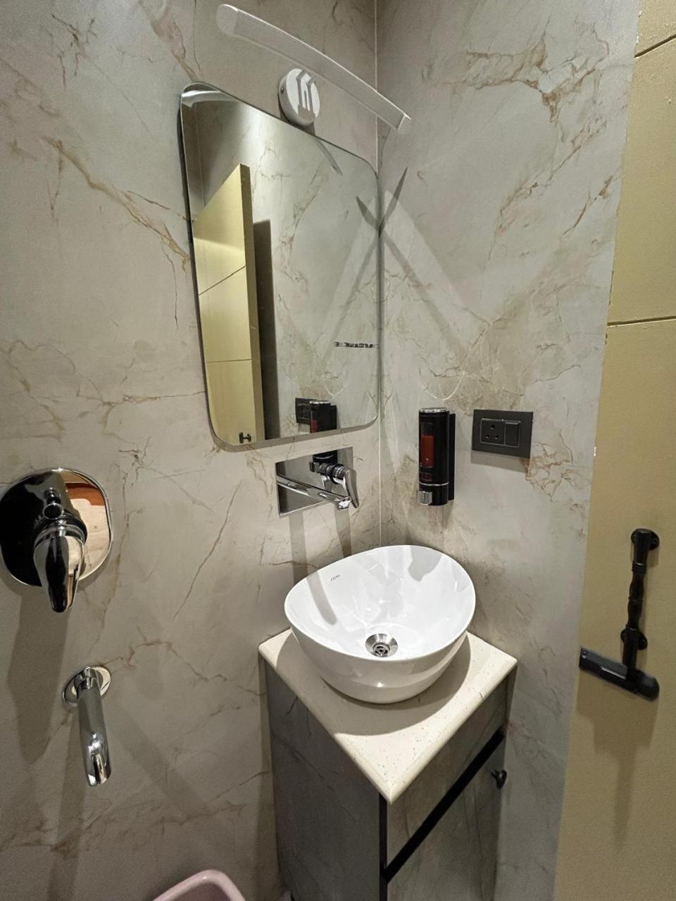 Divine Hotel Karnāl Eksteriør bilde