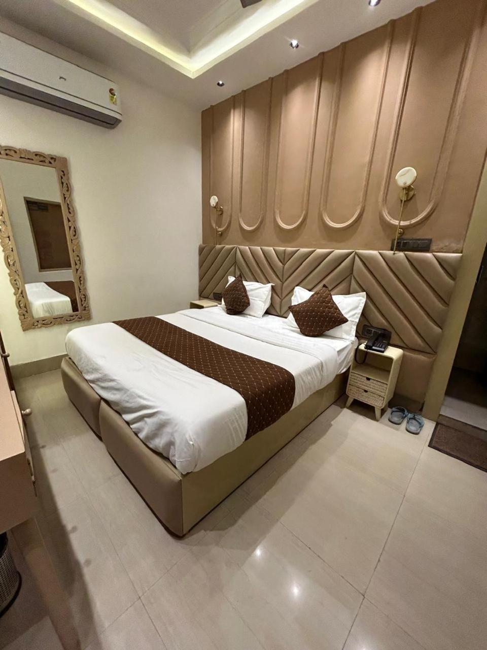 Divine Hotel Karnāl Eksteriør bilde